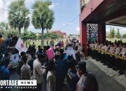 Wujudkan Rasa Aman, Polres Sumenep Melakukan Pengamanan Aksi di Kantor Pemkab Sumenep 8 Wujudkan Rasa Aman, Polres Sumenep Melakukan Pengamanan Aksi di Kantor Pemkab Sumenep
