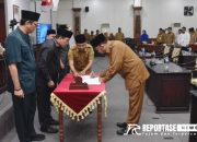 Bupati Sumenep Tandatangani Penetapan Raperda Pelaksanaan APBD Tahun 2023 14 Bupati Sumenep Tandatangani Penetapan Raperda Pelaksanaan APBD Tahun 2023