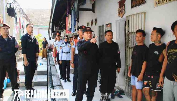 Pastikan Keamanan Jelang Idul Adha, Kalapas Banyuwangi Kontrol Blok Hunian