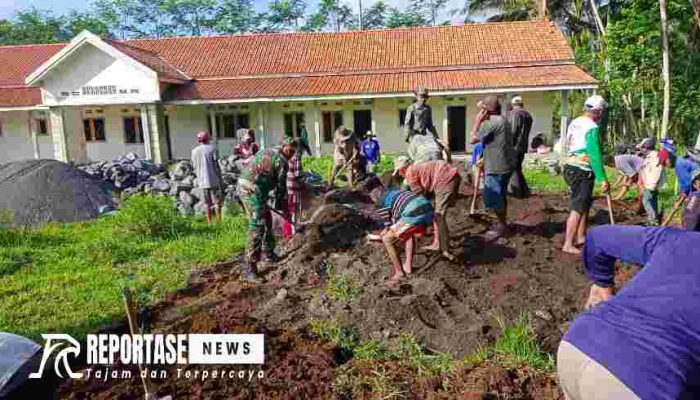 Babinsa dan Warga Desa Duren Bersatu Dalam Karya Bakti Bangun Kantor Bumdes