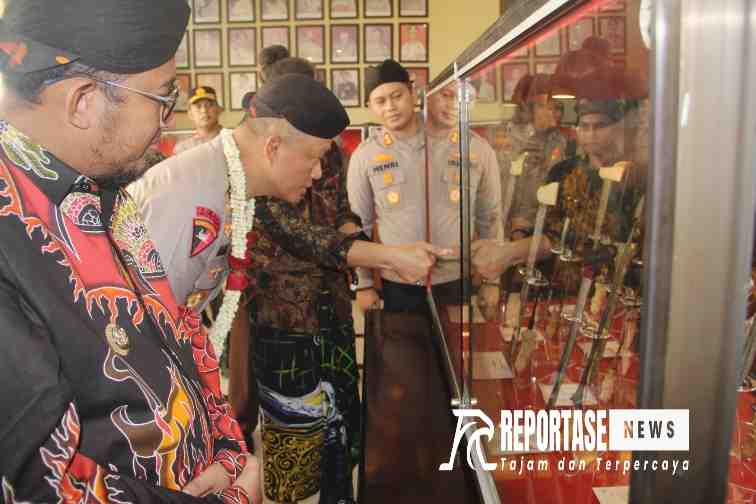 Kapolda Jatim bersama Kapolres dan Bupati Sumenep tinjau pameran keris dan batu akik