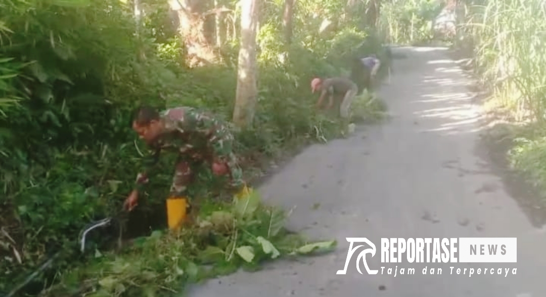 Babinsa Kalipenggung Koramil 0821/07 Randuangung bersama masyarakat bersihkan jalan dusun.