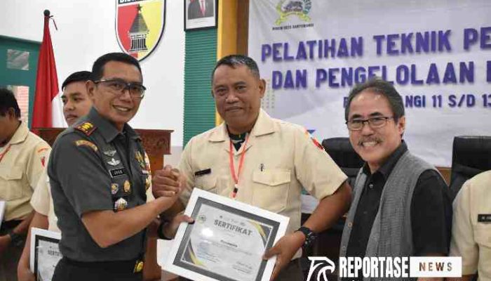 Dandim 0825/Banyuwangi Serahkan Sertifikat Pelatihan Teknik Penulisan Berita dan Pengelolaan Media Sosial