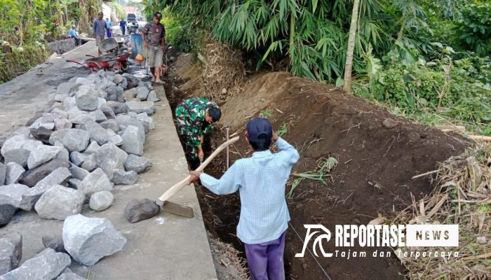 Permudah Akses Warga, Babinsa Tumpeng Karya Bakti Pelebaran Jalan Rabat Beton