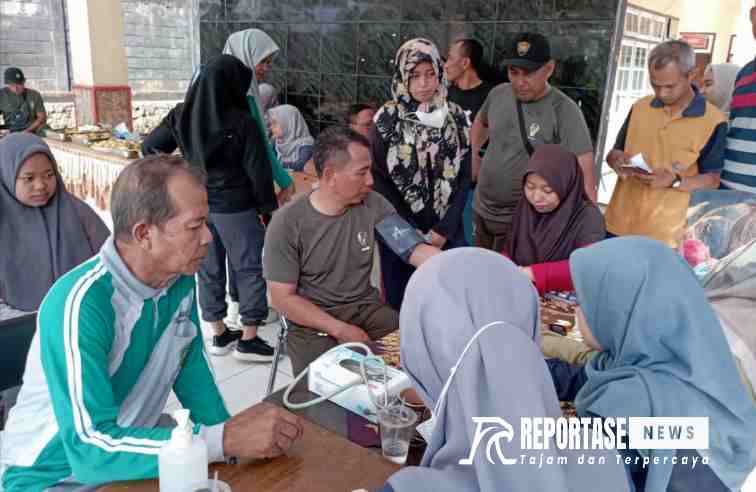 Pegawai Kecamatan, anggota Posramil Kedungjajang, anggota Polsek Kedungjajang, dan warga masyarakat Kedungjajang saat melakukan pemeriksaan kesehatan gratis.