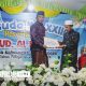 Kepala Desa Kalisangka saat meberikan insentif kepada guri ngaji dan paud.