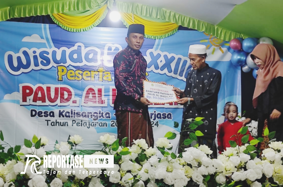 Kepala Desa Kalisangka saat meberikan insentif kepada guri ngaji dan paud.