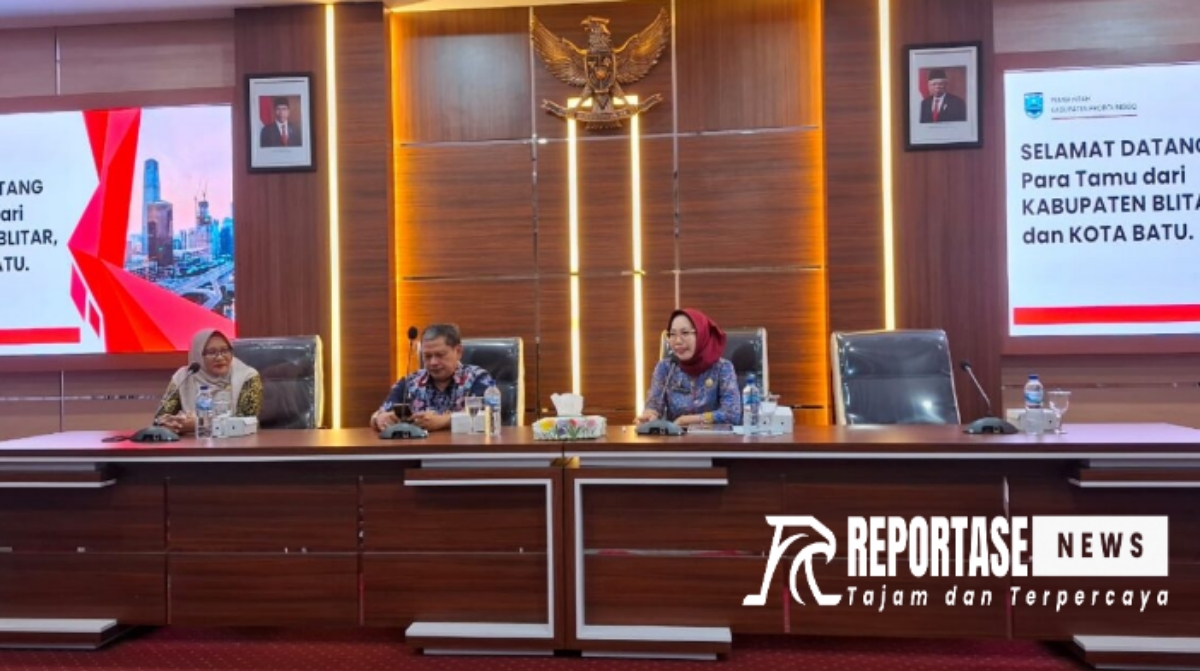 Kepala BPPKAD Kabupaten Probolinggo Kristiana Ruliani didampingi Bank Jatim Cabang Kraksaan, Sekretaris BPPKAD Kabupaten Probolinggo Aries Purwanto dan Kepala Bidang Perbendaharaan BPPKAD Kabupaten Probolinggo Siti Suprihati Wahyuningsih.