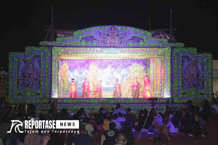 Pertunjukan kesenian drama tradisional (Ludruk) Rukun Kemala di Halaman Mapolres Sumenep.