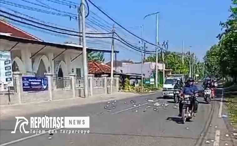 Kondisi jalan penuh serakan sampah