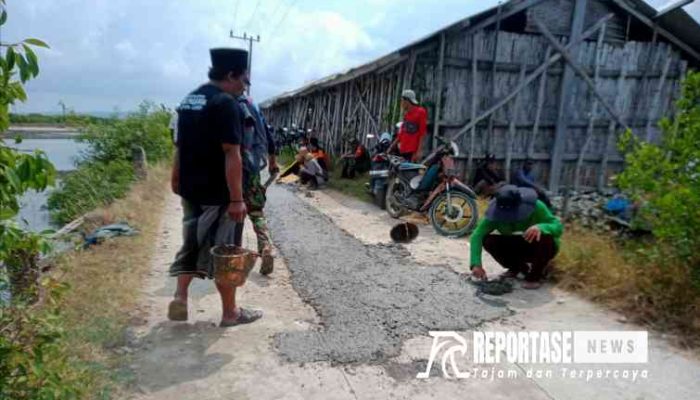 Pagar Nusa dan Warga Gapura Sumenep Perbaiki Jalan Rusak