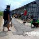 Pagar Nusa dan Warga Gapura Sumenep Perbaiki Jalan Rusak.