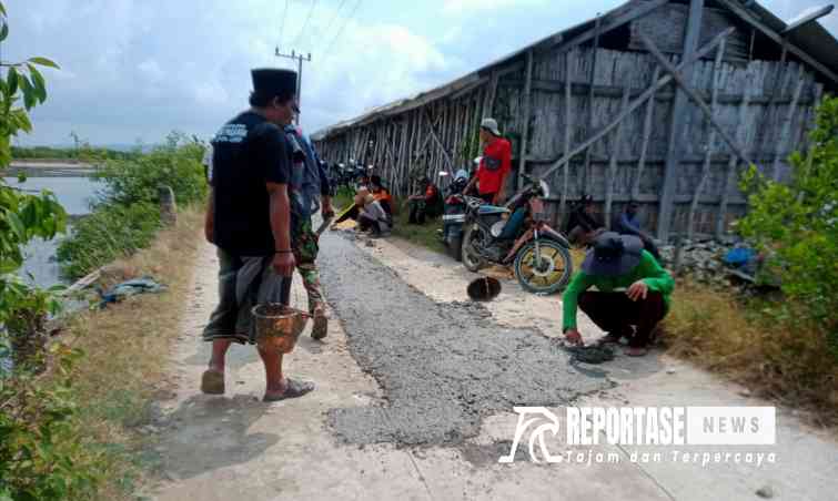 Pagar Nusa dan Warga Gapura Sumenep Perbaiki Jalan Rusak.