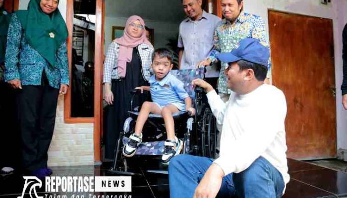Bentuk Kepedulian, Pj. Wali Kota Probolinggo Serahkan Bantuan Kursi Roda