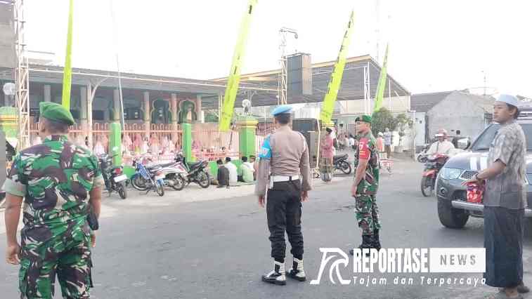 Koramil 0821/13 dan Polsek Kunir melaksanakan Pengamanan Salat Idul Adha di Masjid Al Fallah