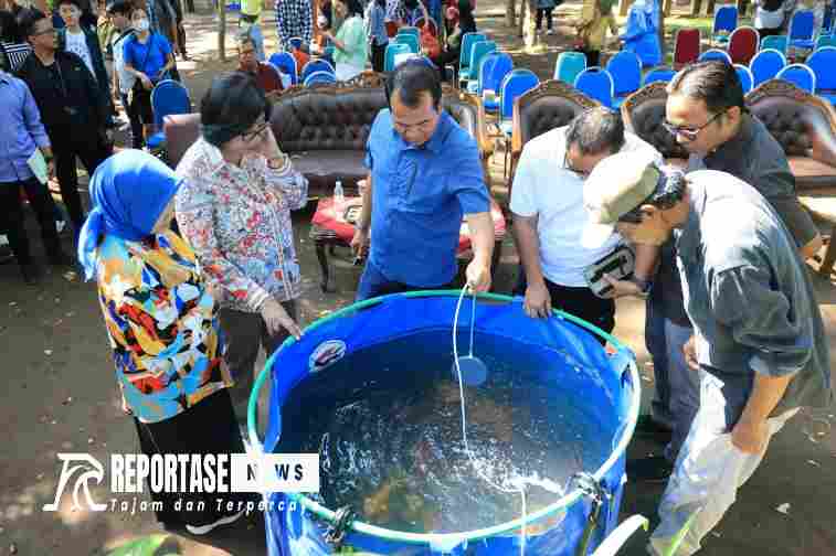 Pj Wali Kota Probolinggo, Nurkholis bersama Kepala DLH Kota Probolinggo, Retno Wandansari.