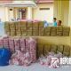 Petugas Dinsos P3A Sumenep saat menyalurkan daging kurban yang dibungkus menggunakan bahan plastik.