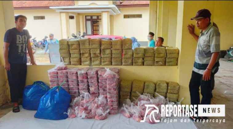 Petugas Dinsos P3A Sumenep saat menyalurkan daging kurban yang dibungkus menggunakan bahan plastik.
