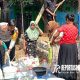 Kapolres Jember, AKBP Bayu Pratama Gubunagi melalui Kasatlantas Polres Jember, AKP Achmad Fahmi Adiatma saat memberikan bantuan air kepada warga.