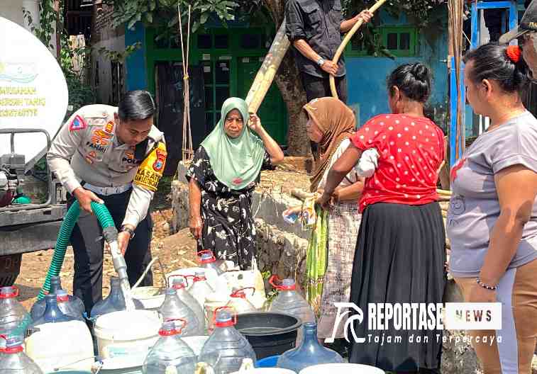 Kapolres Jember, AKBP Bayu Pratama Gubunagi melalui Kasatlantas Polres Jember, AKP Achmad Fahmi Adiatma saat memberikan bantuan air kepada warga.