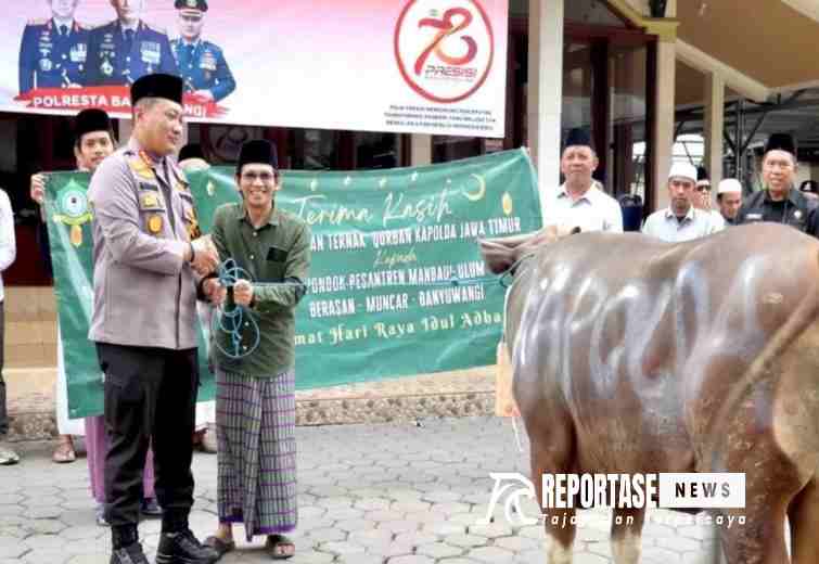 Penyerahan hewan kurban dilakukan secara simbolis oleh Kapolresta Banyuwangi, Kombes Pol Nanang Haryono didampingi Wakapolresta AKBP Dewa Putu Eka Darmawan.