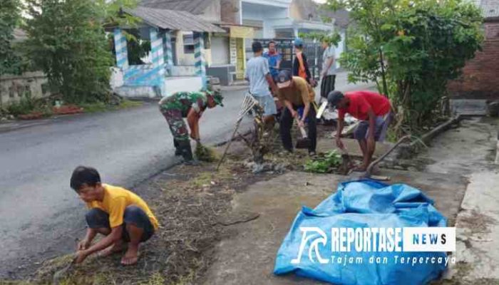Kebersamaan Babinsa Klampokarum dan Warga dalam Kerja Bakti