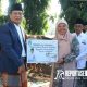 Pj Wali Kota Probolinggo saat menyerahkan secara simbolis kepada Sekretaris Muslimat NU
