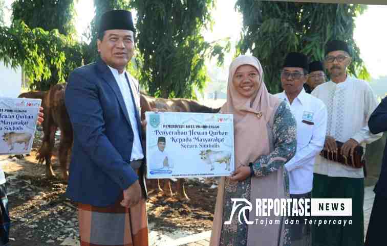 Pj Wali Kota Probolinggo saat menyerahkan secara simbolis kepada Sekretaris Muslimat NU