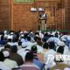 Pj. Wali Kota Probolinggo bersama ribuan jamaah khidmat mengikuti khotbah di Masjid Agung Raudhatul Jannah.