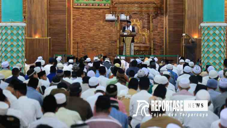 Pj. Wali Kota Probolinggo bersama ribuan jamaah khidmat mengikuti khotbah di Masjid Agung Raudhatul Jannah.