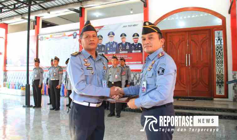 Penyerahan Surat Keputusan dipimpin secara langsung oleh Kepala Lapas Kelas IIA Banyuwangi Agus Wahono dan diikuti oleh seluruh pegawai khususnya staff kantor.