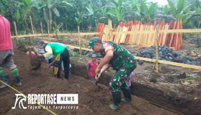 Babinsa Jambekumbu Dampingi Karya Bakti Penggalian Open Cut Pembangunan Masjid