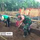 Babinsa Jambekumbu Koramil 0821/17 Pasrujambe Koptu Boyong, dampingi kegiatan karya bakti bersama masyarakat.