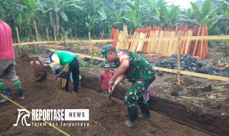 Babinsa Jambekumbu Koramil 0821/17 Pasrujambe Koptu Boyong, dampingi kegiatan karya bakti bersama masyarakat.