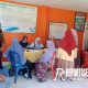 Babinsa Nogosari Koramil 0821/16 Rowokangkung, Serda Agus Setiawan, melaksanakan pendampingan kegiatan imunisasi dan vaksinasi lansia.