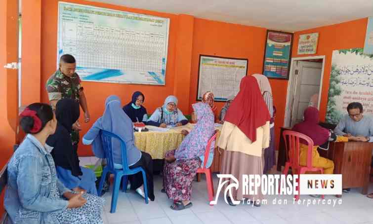 Babinsa Nogosari Koramil 0821/16 Rowokangkung, Serda Agus Setiawan, melaksanakan pendampingan kegiatan imunisasi dan vaksinasi lansia.
