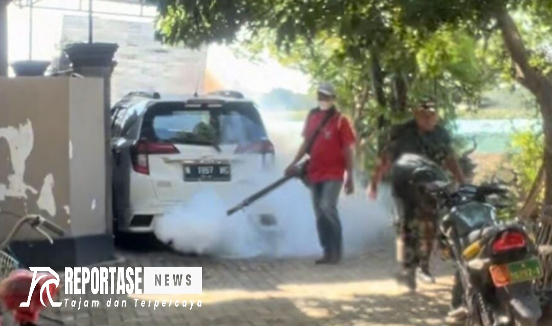 Puskesmas Dringu saat melakukan fogging di Dusun Bandaran, Krajan dan Tambak Desa Dringu Kecamatan Dringu.