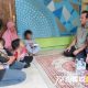 Pj. Wali Kota Prpbolinggo bersama istri yang sekaligus sebagai Pj Ketua TP PKK Kota Probolinggo Dewi Maharani saat mengunjungi anak stunting.