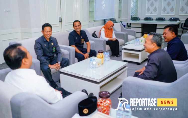 Penjabat Wali Kota Probolinggo Nurkholis bersama Ketua Pengadilan Agaman dan jajarannya.