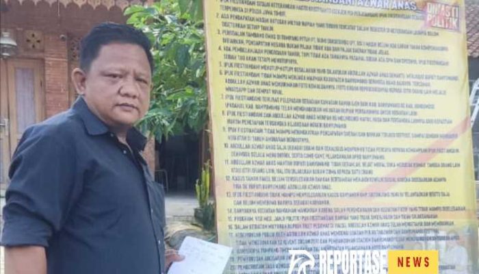 Ketua IWB Banyuwangi Bentangkan Banner Menolak Ipuk Fiestyandani