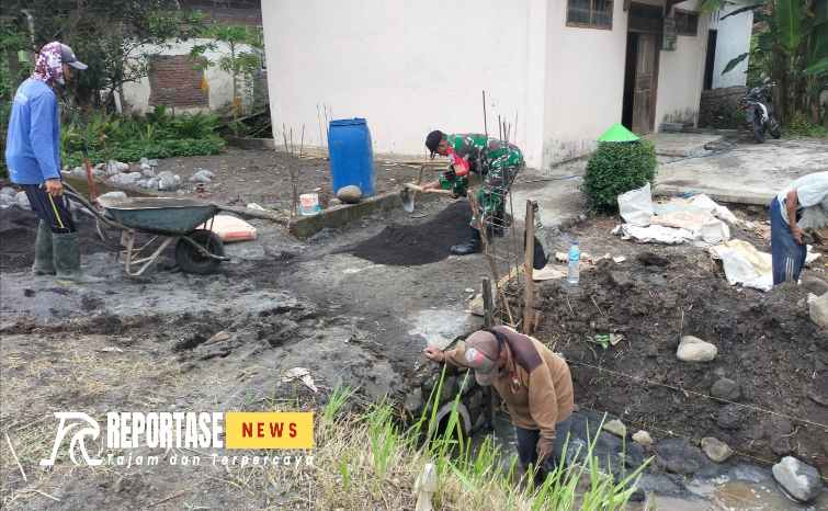 Sinergi Babinsa Bulurejo dan Warga, Gotong Royong Perbaiki Saluran Drainase.