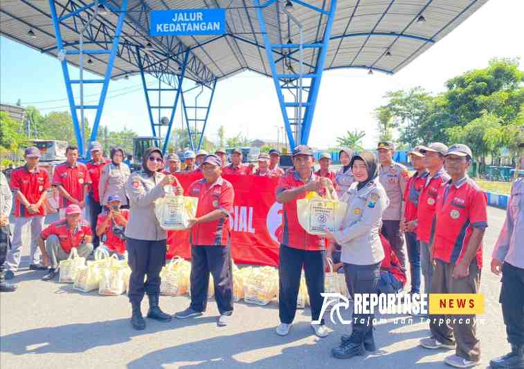 Pemberian bantuan Polwan Polres Nganjuk berupa sembako kepada pedagang asongan, tukang becak, ojek yang mangkal di terminal bus.