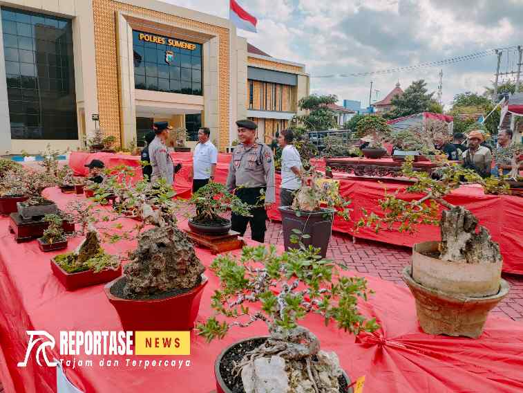 Rarusan bonsai dari luar daerah Ikut meriahkan hari Bhayangkara ke -78 di Polres Sumenep.