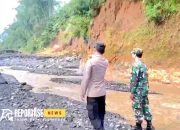 Polsek Pronojiwo Aktif Pantau Debit Air Sungai Kembangan Antisipasi Banjir