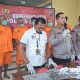 Kapolres Sumenep AKBP Henri Noveri Santoso, S.H., S.I.K., M.M, didampingi Wakapolres dan Kanit Satreskrim saat melakukan konferensi pers di halaman Mapolres setempat.