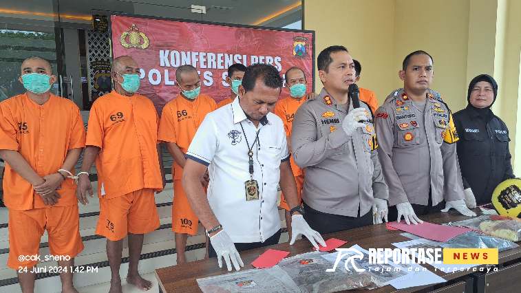 Kapolres Sumenep AKBP Henri Noveri Santoso, S.H., S.I.K., M.M, didampingi Wakapolres dan Kanit Satreskrim saat melakukan konferensi pers di halaman Mapolres setempat.