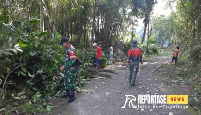 Bangun Kebersamaan, Babinsa Ranubedali dan Warga Laksanakan Kerja Bakti Bersih Lingkungan