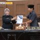 Sekda Ninik Serahkan Nota Penjelasan Raperda RPJPD 2025-2045.