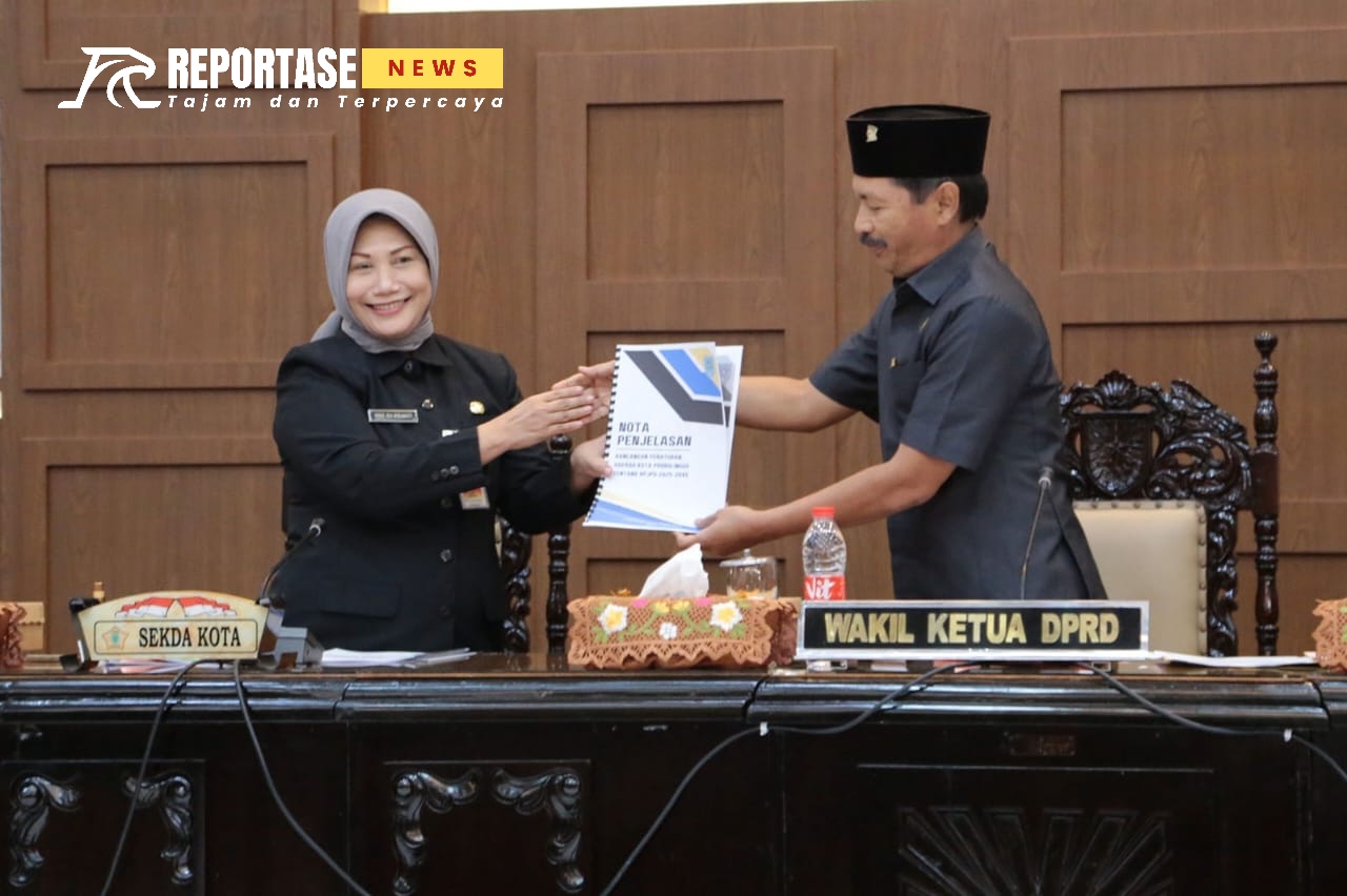 Sekda Ninik Serahkan Nota Penjelasan Raperda RPJPD 2025-2045.