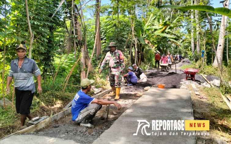Kerja Bakti, Babinsa dan Masyarakat Desa Bades Bangun Jalan Rabat Beton